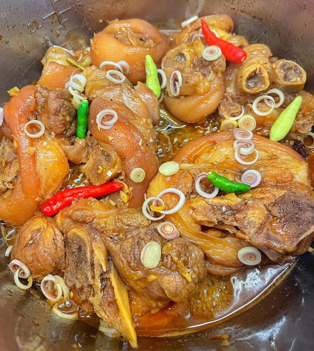 M&oacute;n ch&acirc;n gi&ograve; kho thơm mềm, l&ecirc;n m&agrave;u đẹp mắt nhờ th&ecirc;m loại nước giải kh&aacute;t quen thuộc ng&agrave;y h&egrave; - Ảnh 4.