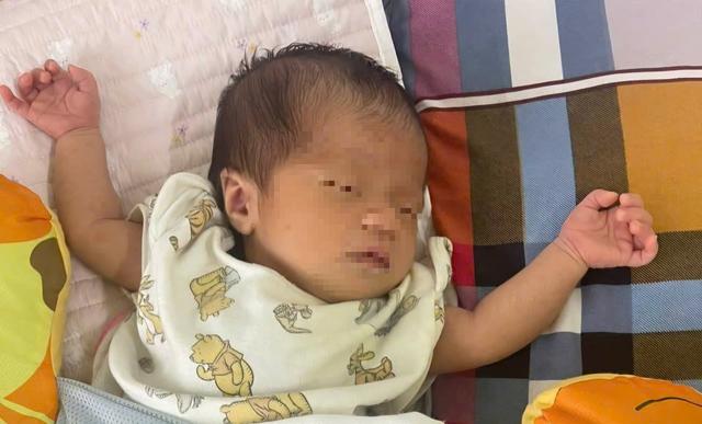 B&eacute; g&aacute;i sơ sinh bị bỏ rơi b&ecirc;n đường c&ugrave;ng l&aacute; thư của người mẹ nhờ nu&ocirc;i gi&uacute;p - Ảnh 1.