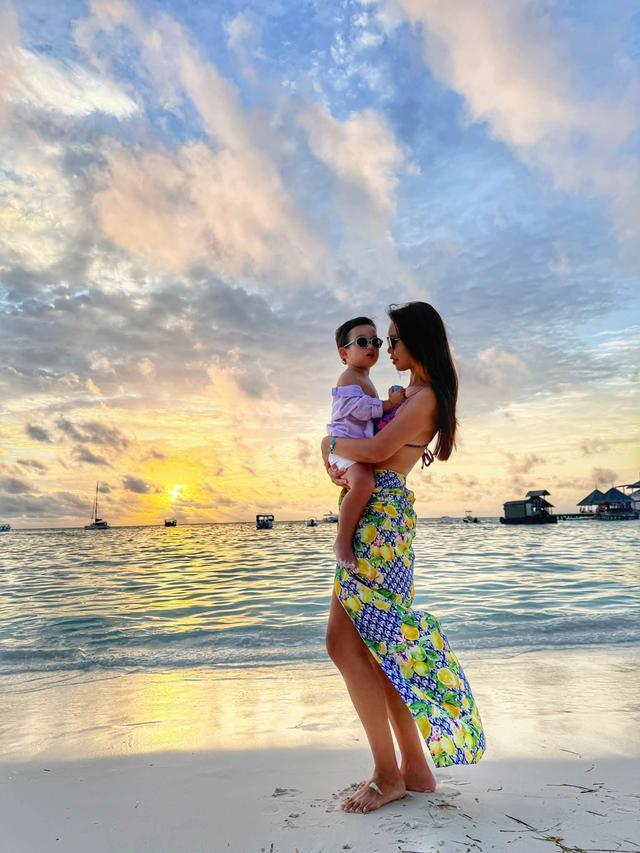 Con trai lai T&acirc;y tr&ograve;n 2 tuổi của si&ecirc;u mẫu H&agrave; Anh đ&atilde; biết n&oacute;i những lời đ&aacute;ng y&ecirc;u - Ảnh 1.
