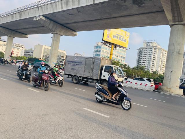 Người d&acirc;n H&agrave; Nội đ&oacute;n tin vui thời tiết sau chuỗi ng&agrave;y mưa d&ocirc;ng k&eacute;o d&agrave;i - Ảnh 1.