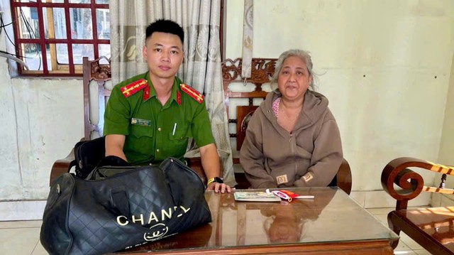 Phát hiện cọc tiền 500.000 đồng và gần 10 chỉ vàng 24K nằm chơ vơ gần đống rác, công an lập tức xác minh - Ảnh 3.