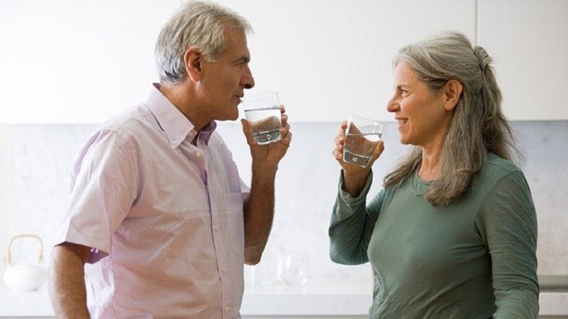 Trời nóng, người lớn tuổi rất dễ mất nước: 2 cách đơn giản giúp bạn kiểm tra ngay tại nhà - Ảnh 1.