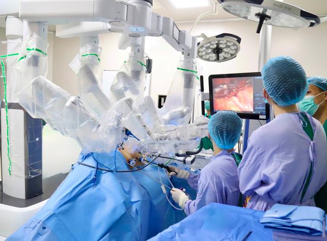 Đau lưng, người đàn ông 64 tuổi bất ngờ với kết quả khám - Ảnh 1.
