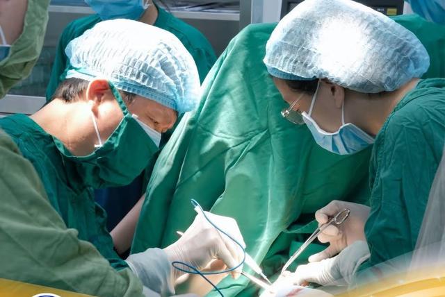 Người phụ nữ được ph&aacute;t hiện mắc ung thư v&uacute; ngay tr&ecirc;n b&agrave;n mổ d&ugrave; kết quả sinh thiết 'l&agrave;nh t&iacute;nh' - Ảnh 1.