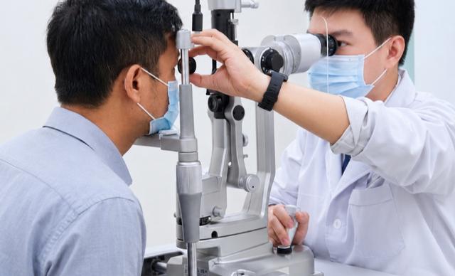 Người đàn ông 37 tuổi suýt mù vĩnh viễn vì tăng huyết áp ác tính, bác sĩ cảnh báo dấu hiệu dễ bỏ qua - Ảnh 1.