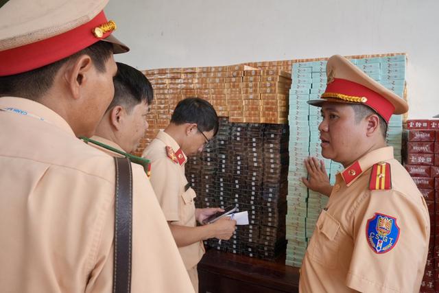 Xe kh&aacute;ch chở hơn 27.000 bao thuốc l&aacute; nhập lậu, t&agrave;i xế khai b&aacute;o quanh co - Ảnh 2.