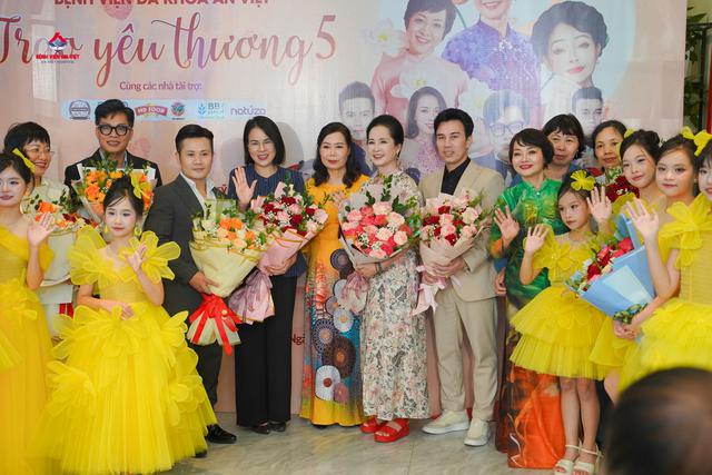 NSND Lan Hương, Tr&agrave; My trao y&ecirc;u thương tại bệnh viện   - Ảnh 1.