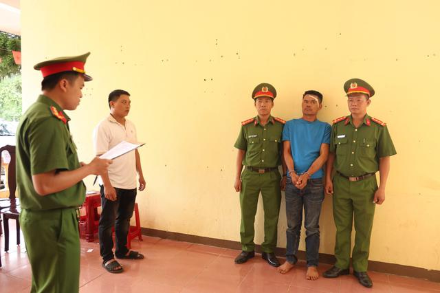 Danh t&iacute;nh g&atilde; c&ocirc;n đồ say rượu ch&eacute;m 2 c&aacute;n bộ c&ocirc;ng an x&atilde; ở Quảng Trị - Ảnh 2.