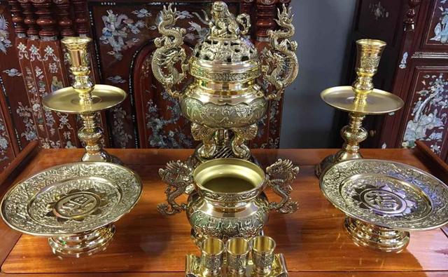 Mẹo vệ sinh đồ thờ bằng đồng lu&ocirc;n s&aacute;ng đẹp v&agrave; bền m&agrave;u theo thời gian - Ảnh 2.
