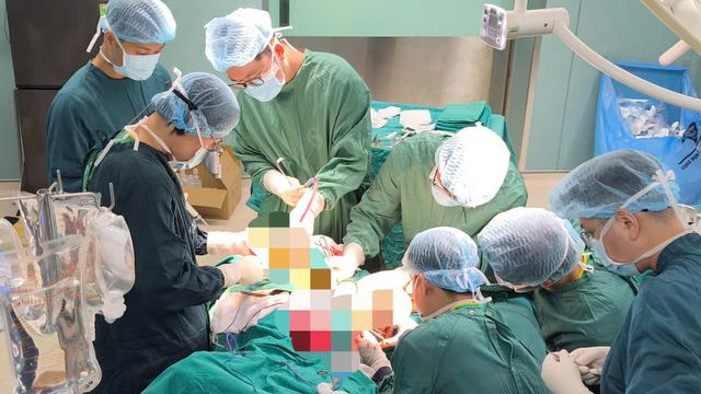 Người đ&agrave;n &ocirc;ng ph&aacute;t hiện ung thư h&agrave;m mặt sau 3 th&aacute;ng nổi u ở m&aacute;: B&aacute;c sĩ cảnh b&aacute;o dấu hiệu kh&ocirc;ng n&ecirc;n chủ quan - Ảnh 1.