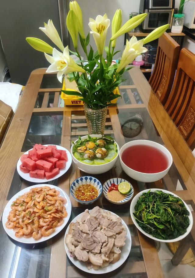 Mâm cơm gia đình: Một mùa hè sắp khép lại và những mâm cơm đong đầy yêu thương của gia đình 4 người - Ảnh 1.