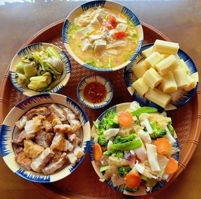 M&acirc;m cơm gia đ&igrave;nh: Đi l&agrave;m về muộn vẫn cố nấu cơm nh&agrave;: Chỉ mong chồng con c&oacute; một bữa ăn ngon sau một ng&agrave;y d&agrave;i (1) - Ảnh 1.