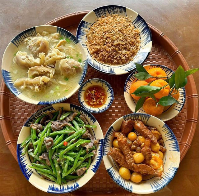 Mâm cơm gia đình: Đi làm về muộn vẫn cố nấu cơm nhà: Chỉ mong chồng con có một bữa ăn ngon sau một ngày dài (3) - Ảnh 1.