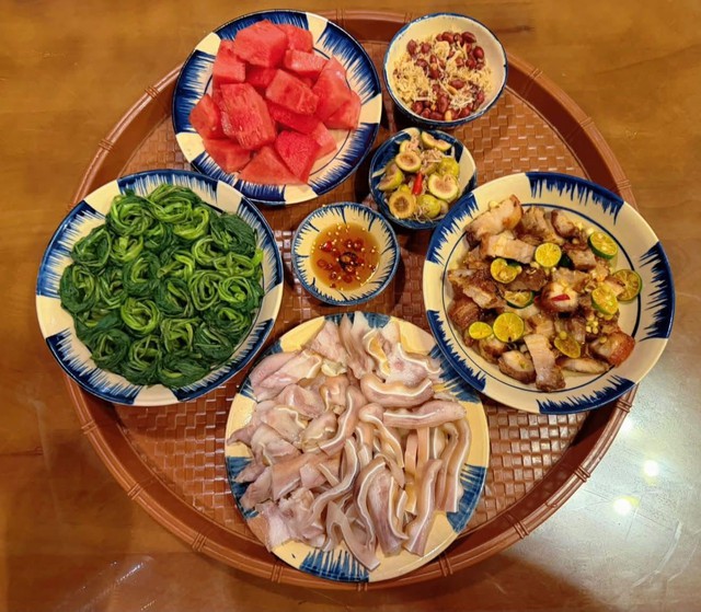Mâm cơm gia đình: Đi làm về muộn vẫn cố nấu cơm nhà: Chỉ mong chồng con có một bữa ăn ngon sau một ngày dài (4) - Ảnh 1.