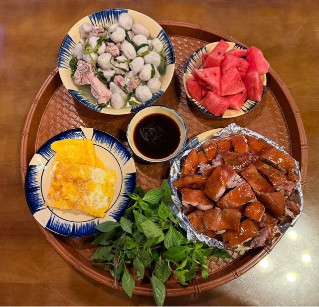 Mâm cơm gia đình: Đi làm về muộn vẫn cố nấu cơm nhà: Chỉ mong chồng con có một bữa ăn ngon sau một ngày dài (5) - Ảnh 1.