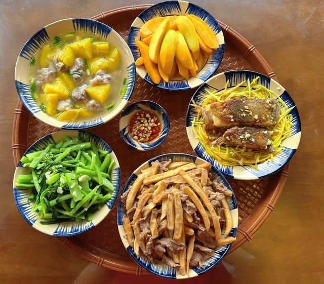 M&acirc;m cơm gia đ&igrave;nh: Đi l&agrave;m về muộn vẫn cố nấu cơm nh&agrave;: Chỉ mong chồng con c&oacute; một bữa ăn ngon sau một ng&agrave;y d&agrave;i (1) - Ảnh 3.