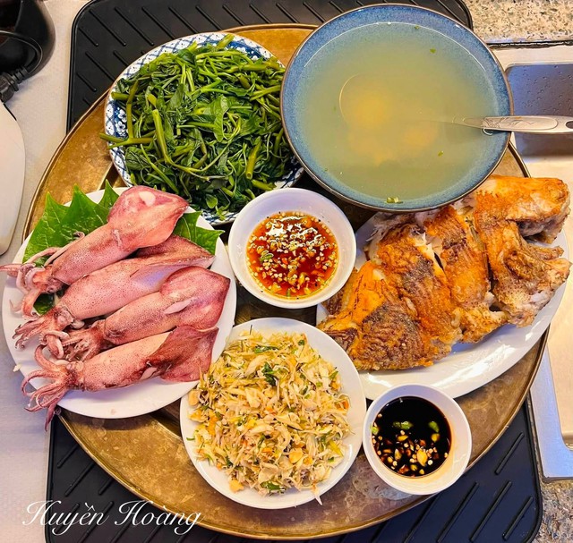7 Mâm cơm gia đình đầu thu từ mẹ đảm ở Hà Nội đầy cảm hứng - Ảnh 1.