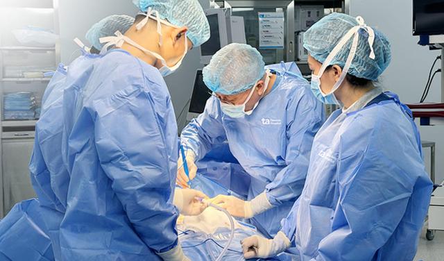 Bụng to dù không tăng cân, cô gái 21 tuổi phát hiện u quái buồng trứng ác tính gần 20 cm - Ảnh 1.