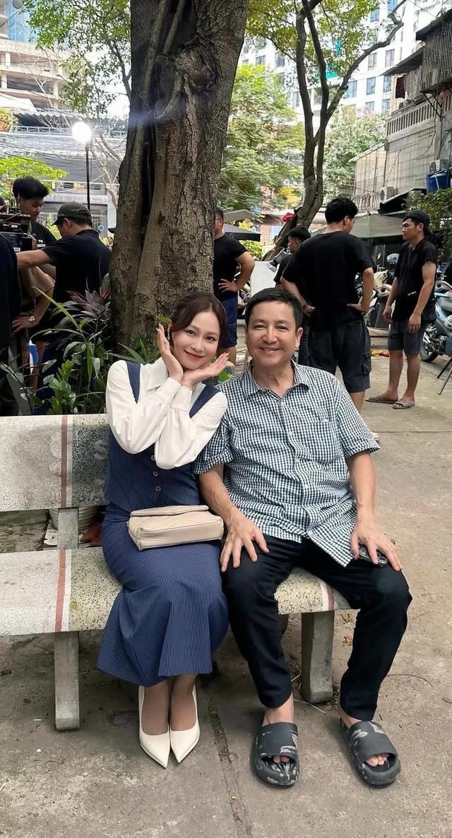 Loạt ảnh g&acirc;y thương nhớ ở hậu trường Dưới &ocirc; cửa s&aacute;ng đ&egrave;n - Ảnh 5.