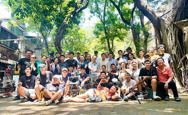 Loạt ảnh g&acirc;y thương nhớ ở hậu trường Dưới &ocirc; cửa s&aacute;ng đ&egrave;n - Ảnh 2.