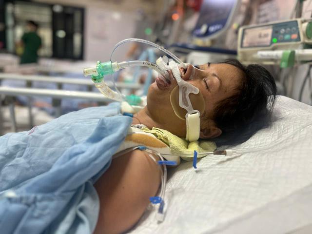 MS 1103: Người mẹ rơi v&agrave;o h&ocirc;n m&ecirc; sau tai nạn giao th&ocirc;ng, 3 con thơ nheo nh&oacute;c ng&oacute;ng mẹ về - Ảnh 3.