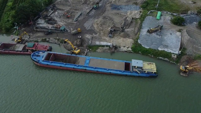 Hưng Yên: Rời bến bãi DN Quang Tuấn, những chuyến xe chở vật liệu đi đâu? - Ảnh 4.