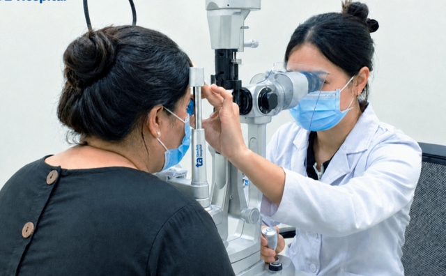 Thấy đốm đen lơ lửng trước mắt, người phụ nữ 31 tuổi đi khám phát hiện biến chứng tiểu đường giai đoạn nặng - Ảnh 1.