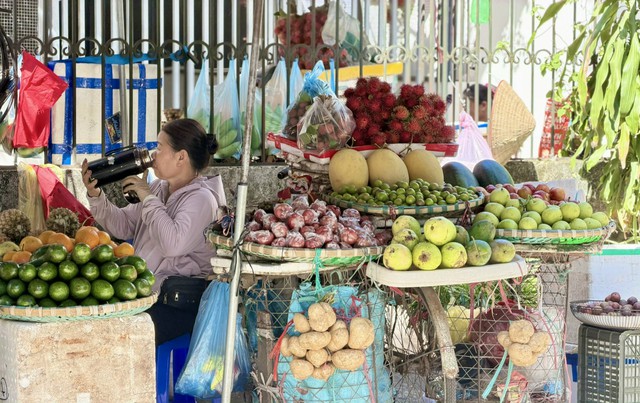 Tiểu thương bật m&iacute; c&aacute;ch chọn bơ ch&iacute;n đều, dẻo mịn, kh&ocirc;ng sợ đắng - Ảnh 2.