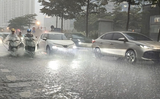 H&agrave; Nội k&iacute;ch hoạt phương &aacute;n hộ đ&ecirc;, ứng ph&oacute; lũ tr&ecirc;n c&aacute;c tuyến s&ocirc;ng - Ảnh 1.