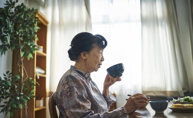 Con c&aacute;i hiếu thảo, t&ocirc;i vẫn v&agrave;o viện dưỡng l&atilde;o: Sau 1 năm mới thấy đ&oacute; l&agrave; quyết định s&aacute;ng suốt - Ảnh 1.