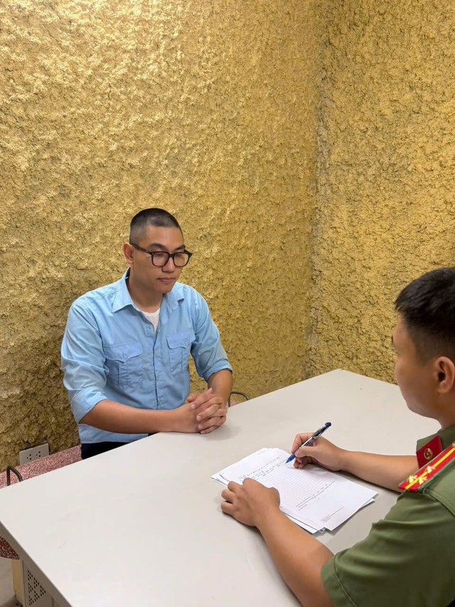 Khởi tố, bắt tạm giam 2 đối tượng li&ecirc;n quan đến cuốn s&aacute;ch xuy&ecirc;n tạc 'Chuyện với Thanh' - Ảnh 2.