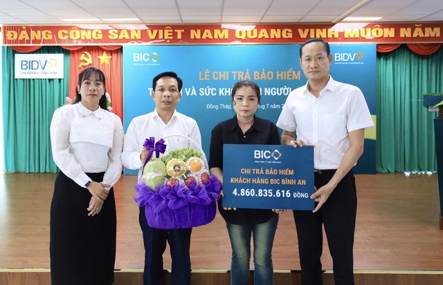 BIC chi trả hơn 4,8 tỷ đồng quyền lợi bảo hiểm BIC Bình An cho khách hàng BIDV Đồng Tháp - Ảnh 1.
