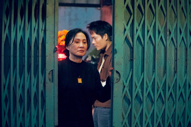 Hồng Đ&agrave;o g&acirc;y ch&uacute; &yacute; với vai 'chị đại', mập mờ với đ&agrave;n em k&eacute;m tuổi - Ảnh 1.