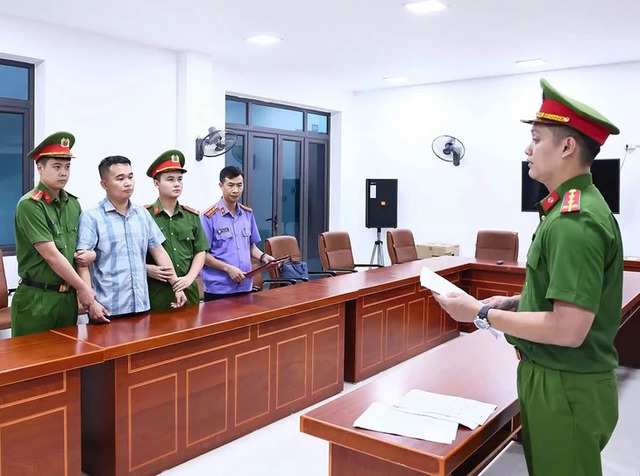 Khởi tố một Phó hiệu trưởng liên quan đến vụ 140 điểm 10 tại Tuyên Quang - Ảnh 2.