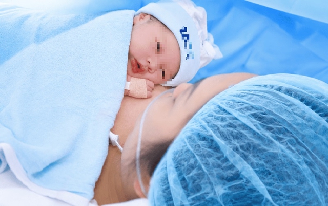 Người phụ nữ hạnh phúc đón con từ chiếc phôi cuối cùng, khép lại hành trình 5 năm tìm con - Ảnh 1.