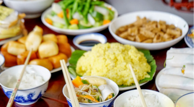 B&agrave;n thờ gia ti&ecirc;n c&uacute;ng mấy b&aacute;t cơm mới đ&uacute;ng? - Ảnh 1.