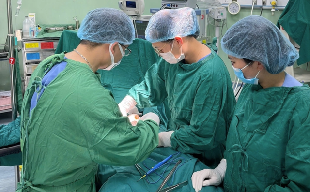Tin s&aacute;ng 10/7: Th&ocirc;ng tin mới nhất vụ 146 điểm 10 To&aacute;n tại Trường THPT Chuy&ecirc;n Tuy&ecirc;n Quang; Gi&aacute; xăng tiếp tục giảm, E10 mức gi&aacute; bao nhi&ecirc;u? - Ảnh 4.
