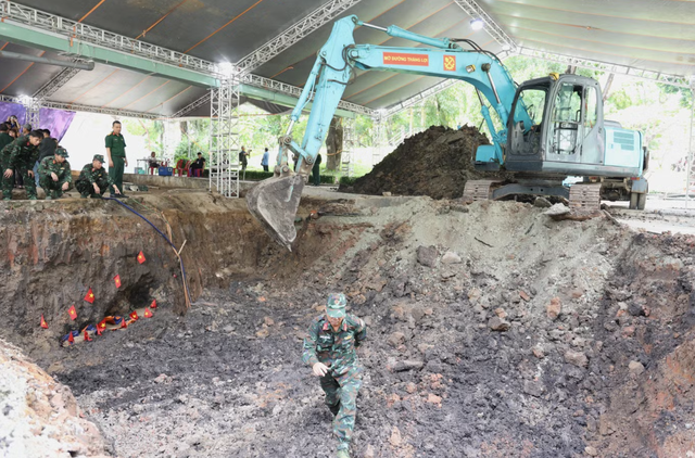 Tin s&aacute;ng 10/7: Th&ocirc;ng tin mới nhất vụ 146 điểm 10 To&aacute;n tại Trường THPT Chuy&ecirc;n Tuy&ecirc;n Quang; Gi&aacute; xăng tiếp tục giảm, E10 mức gi&aacute; bao nhi&ecirc;u? - Ảnh 5.