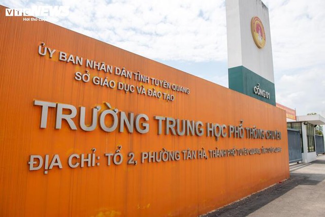 Tin s&aacute;ng 10/7: Th&ocirc;ng tin mới nhất vụ 146 điểm 10 To&aacute;n tại Trường THPT Chuy&ecirc;n Tuy&ecirc;n Quang; Gi&aacute; xăng tiếp tục giảm, E10 mức gi&aacute; bao nhi&ecirc;u? - Ảnh 1.