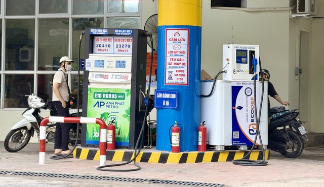 Gi&aacute; xăng dầu li&ecirc;n tục giảm, c&oacute; loại chỉ c&ograve;n 19.000 đồng/l&iacute;t - Ảnh 1.