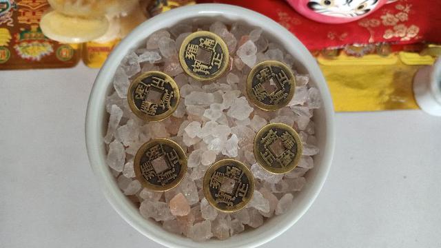 C&oacute; n&ecirc;n đặt muối ở 4 g&oacute;c nh&agrave; th&aacute;ng c&ocirc; hồn? Giải m&atilde; dưới g&oacute;c nh&igrave;n khoa học v&agrave; phong thủy - Ảnh 2.
