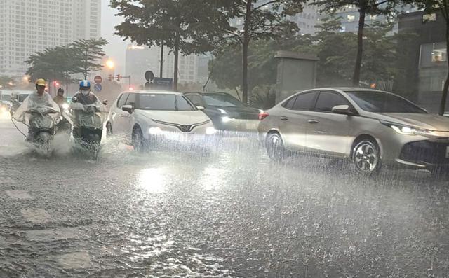 Thời tiết h&ocirc;m nay 1/8: Bắc Bộ v&agrave; H&agrave; Nội c&oacute; mưa r&agrave;o, d&ocirc;ng rải r&aacute;c - Ảnh 1.