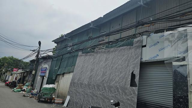 Hà Nội: Nhà xưởng tạm bợ ở Từ Liêm vẫn hoạt động, tiềm ẩn nguy cơ cháy nổ - Ảnh 4.