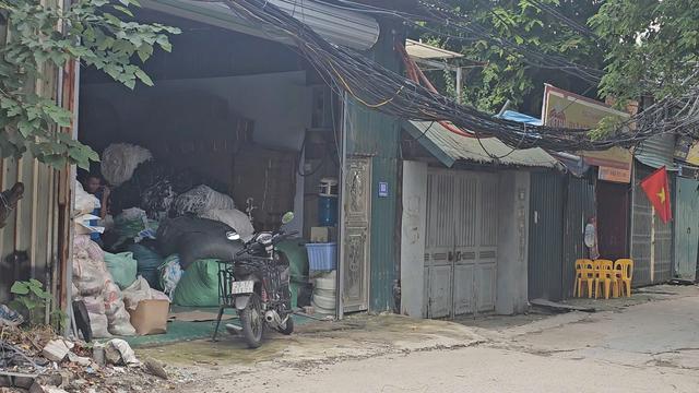 Hà Nội: Nhà xưởng tạm bợ ở Từ Liêm vẫn hoạt động, tiềm ẩn nguy cơ cháy nổ - Ảnh 2.