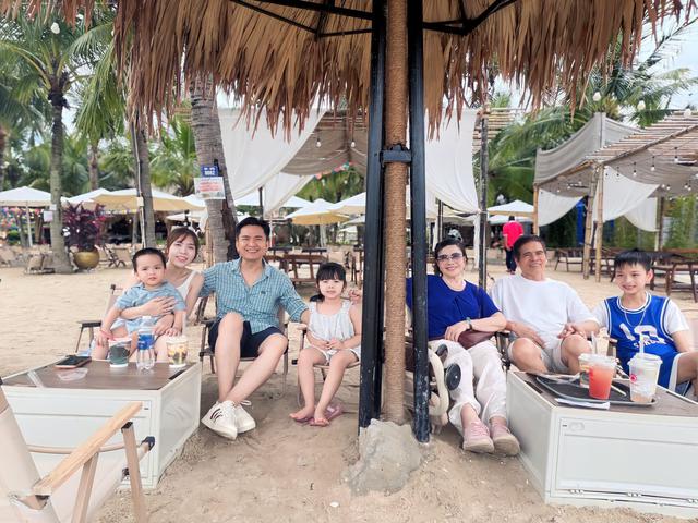 Bố mẹ MC Hạnh Ph&uacute;c g&acirc;y ch&uacute; &yacute;  - Ảnh 1.