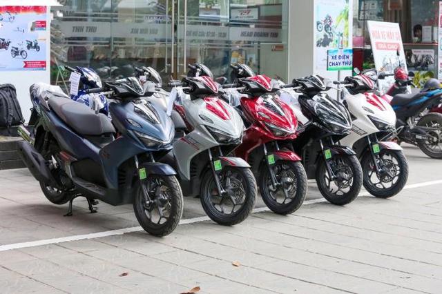 Cập nhật gi&aacute; xe Honda Air Blade chi tiết v&agrave; mới nhất: Đại l&yacute; v&agrave; ni&ecirc;m yết ch&ecirc;nh nhau bao nhi&ecirc;u? - Ảnh 2.