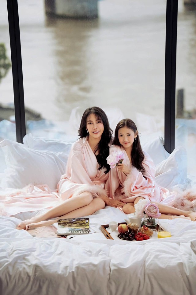 Con g&aacute;i Hoa hậu H&agrave; Kiều Anh thừa hưởng sắc v&oacute;c của mẹ - Ảnh 3.
