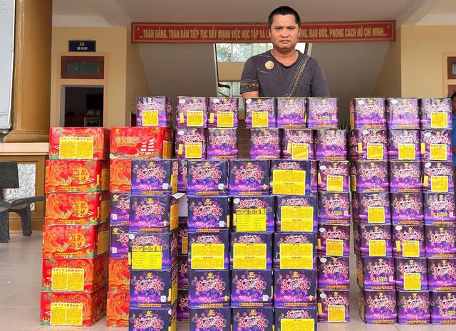 Bắt đối tượng mua bán gần 3 tạ pháo hoa nổ - Ảnh 1.