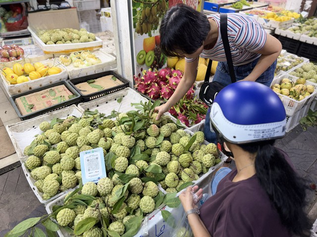 Na dai gắn m&aacute;c 'Đồng B&agrave;nh' b&aacute;n đầy thị trường, tiểu thương chỉ c&aacute;ch lựa chọn h&agrave;ng 'chuẩn kh&ocirc;ng cần chỉnh' - Ảnh 1.