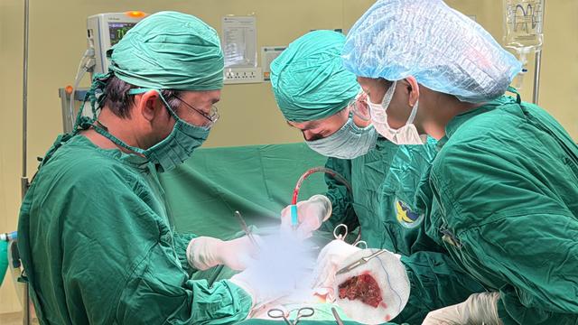 Người đ&agrave;n &ocirc;ng 56 tuổi ph&aacute;t hiện sỏi san h&ocirc; g&acirc;y ứ nước ở thận từ dấu hiệu nhiều người Việt mắc phải - Ảnh 1.